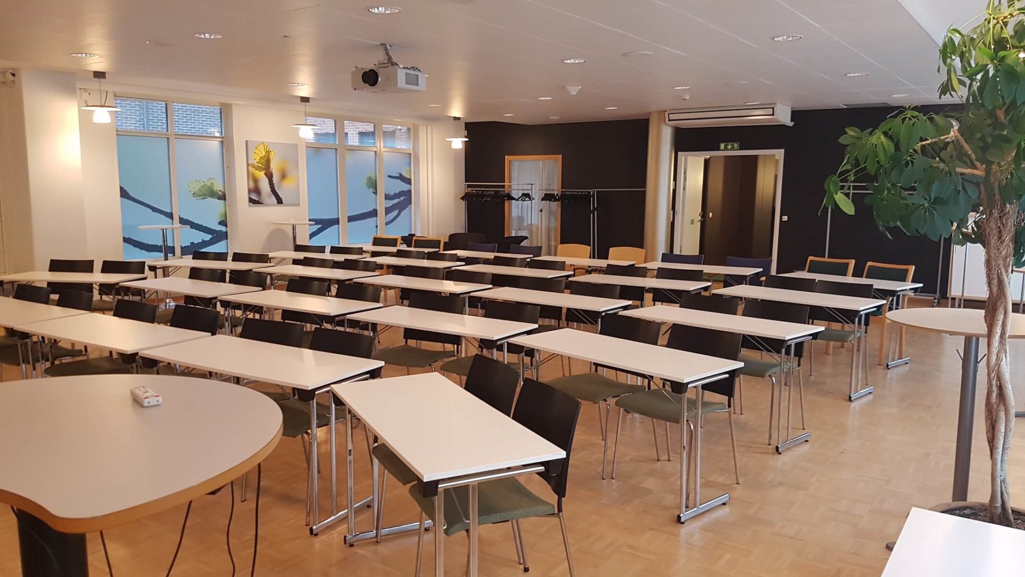 Luftig konferenslokal med plats för stora och små grupper. Valfri möblering beroende på antalet gäster. Plats för upp till 100 personer.