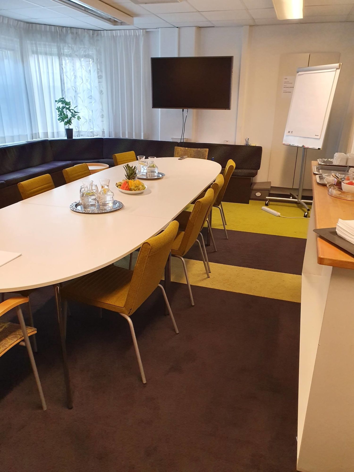 Konferenslokal Hösten fungerar utmärkt som styrelserum och styrelsesittning och är lämplig för mindre arbetsgrupper upp till 10-12 personer.