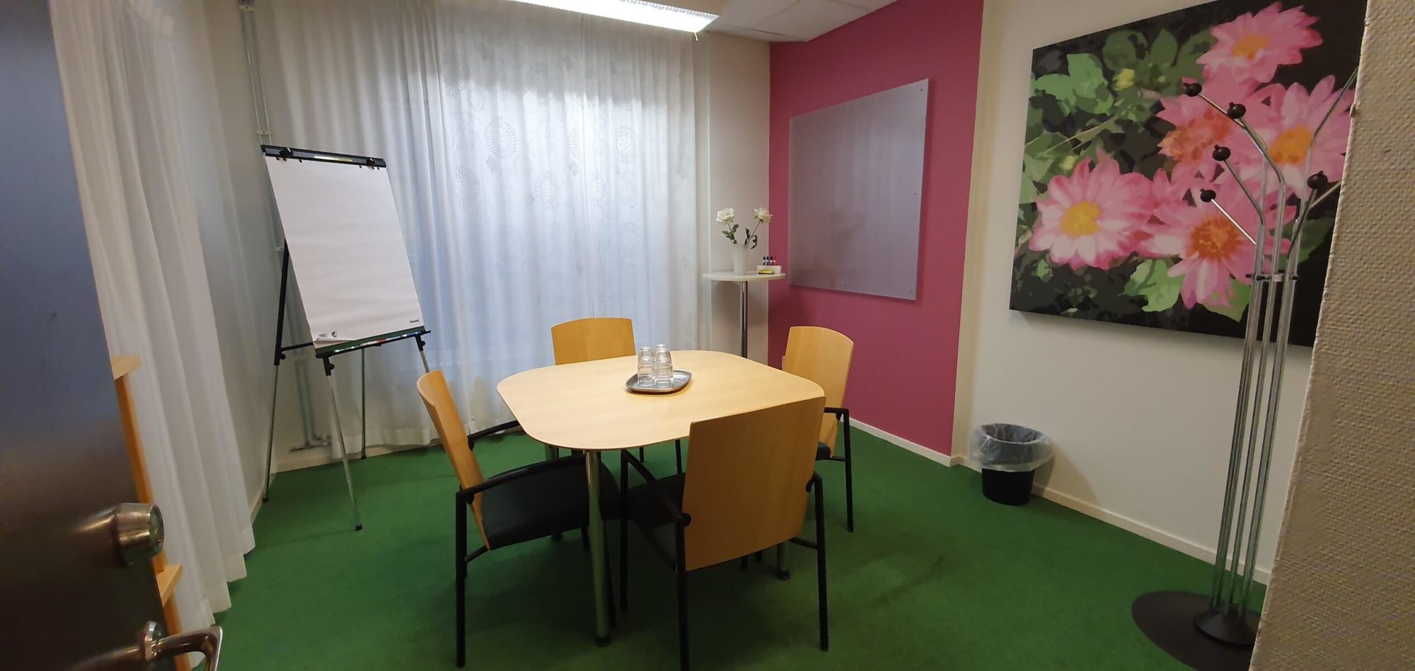Mötesrum ”Sommaren” är ett litet grupprum med plats för de personer som jobbar under friare former. 4-6 personer.